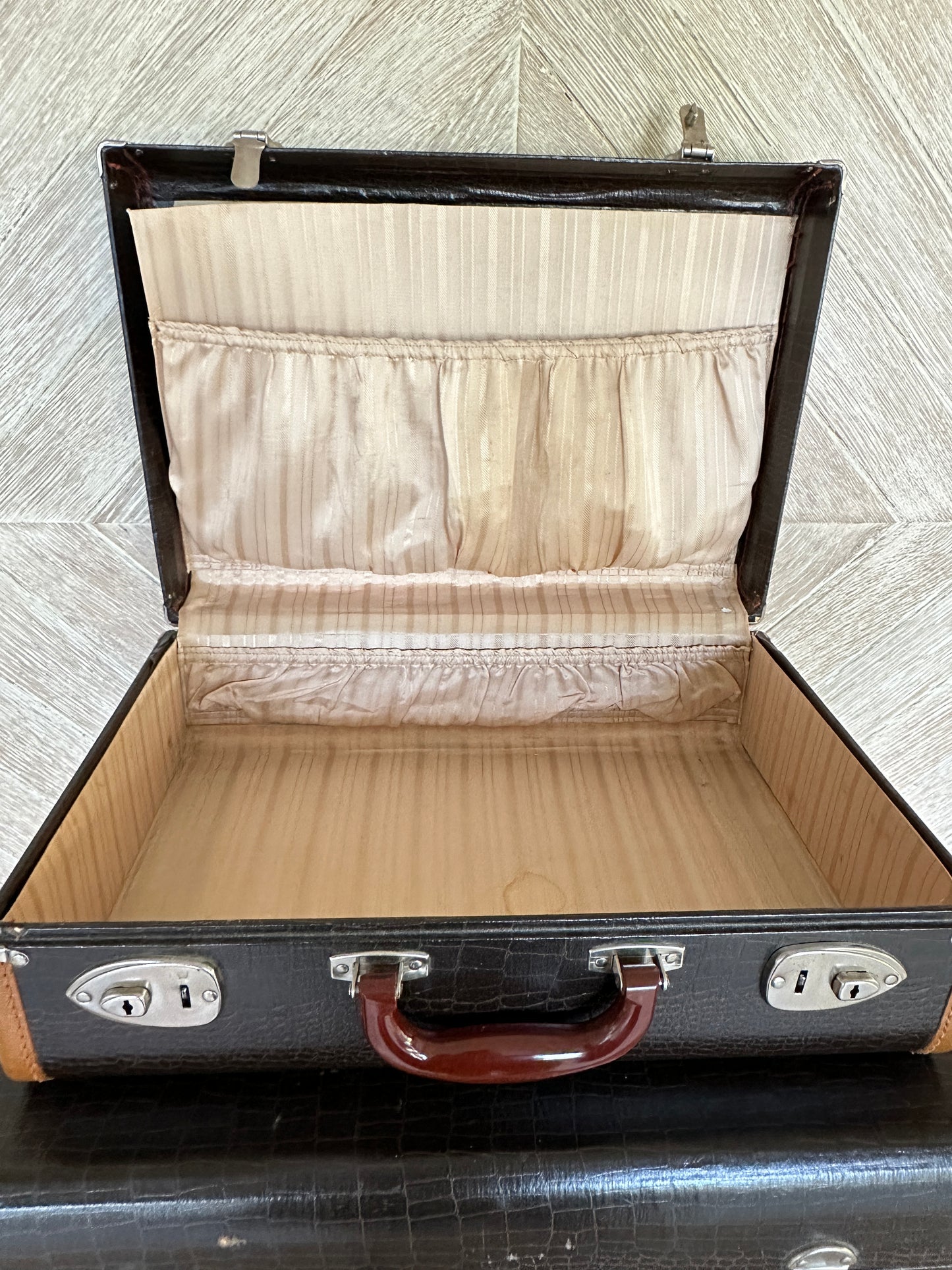 Suitcase Set of 2; Vintage